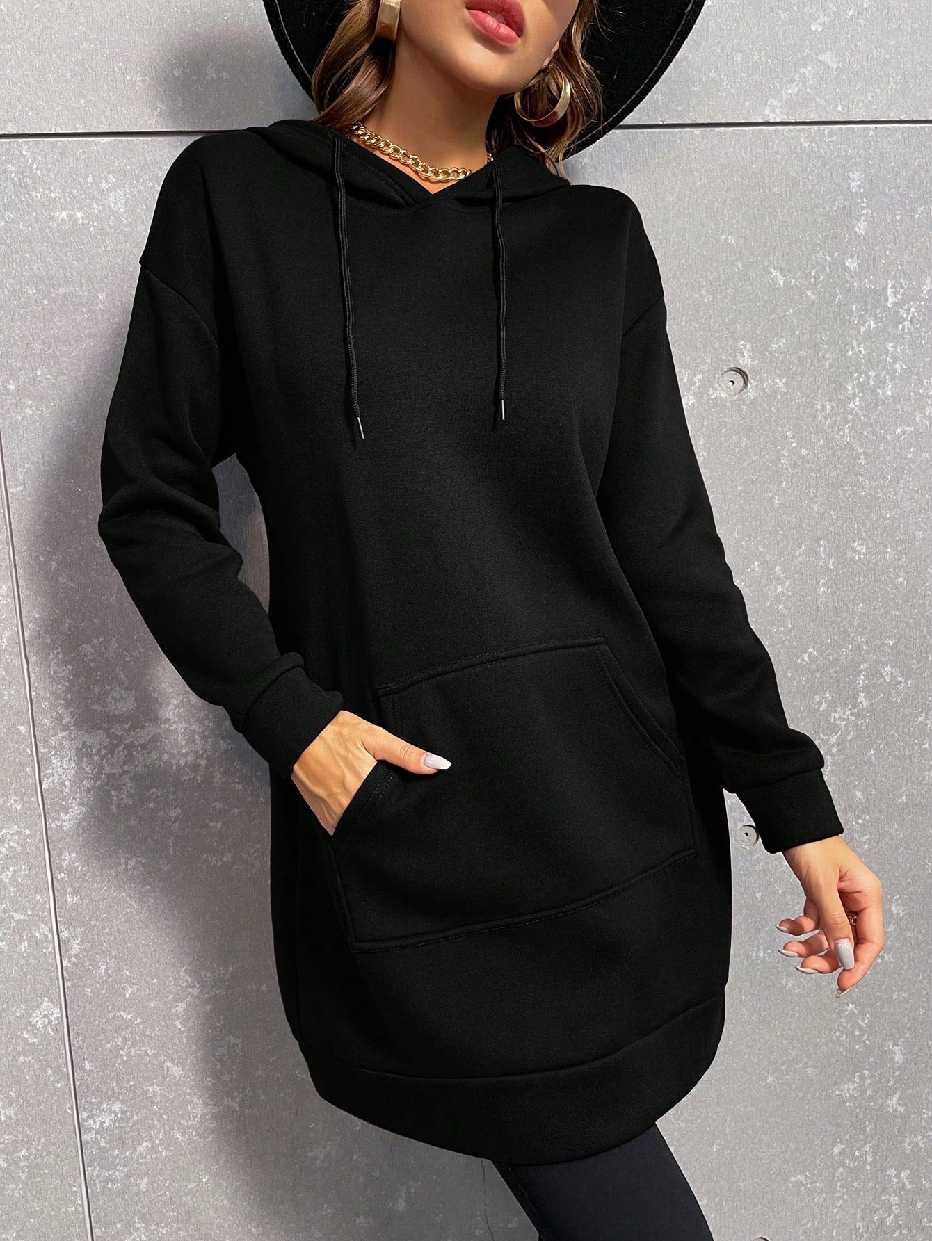 Kadın siyah oversize kapüşonlu sweatshirt elbise detay